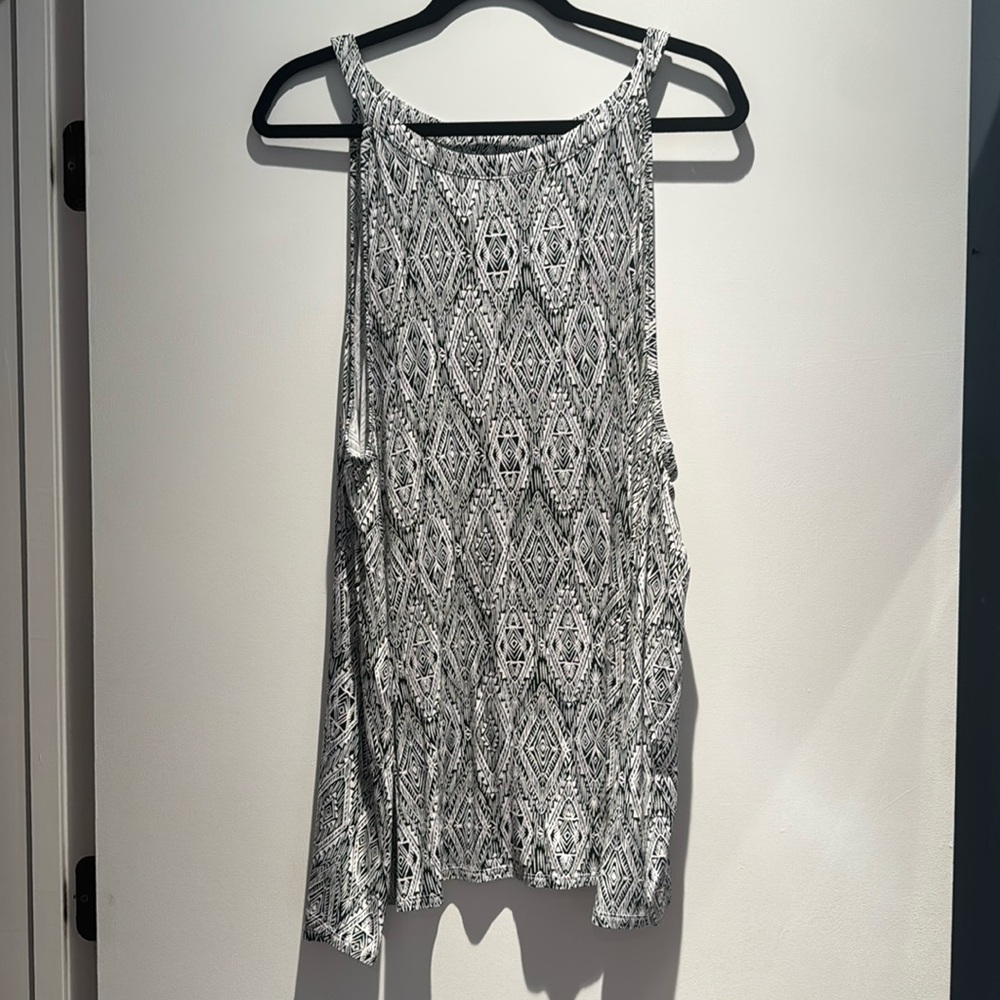 NWT Torrid Black & White Boat Neck Style Tank with Key Hole on Back - Size 3x